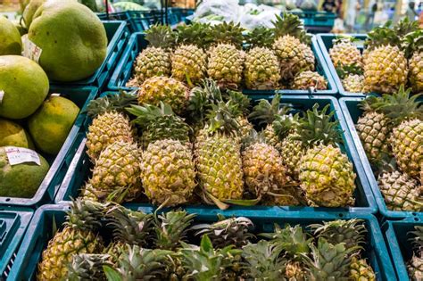fruta fresca de piña en un mercado