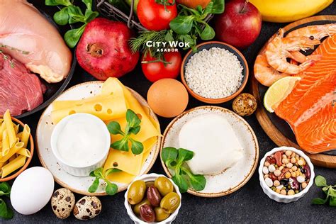 Foto de todos los ingredientes frescos para filete con papas en greda: filete de vacuno, papas, crema, mantequilla, ajos, perejil, sal y pimienta.