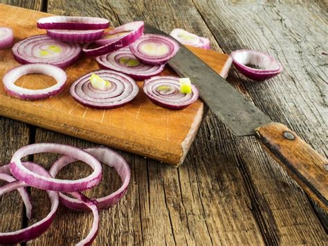 Cebollas cortadas en una tabla de cocina
