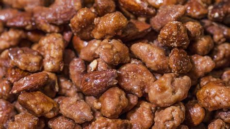 almendras garrapiñadas en un bol o plato