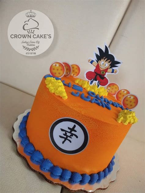 Torta de cumpleaños con diseño de Goku para niños, con colores vibrantes y figuras