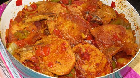 Foto de chuletas de cerdo guisadas con salsa de tomate y guarnición