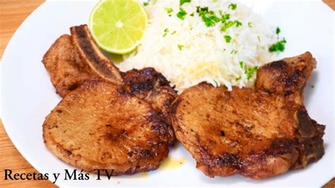 Foto de chuletas de cerdo fritas estilo puertorriqueño con arroz y plátano maduro