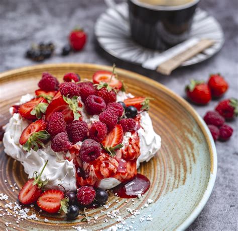 Foto de canastitas de merengue con fresas y frutos rojos