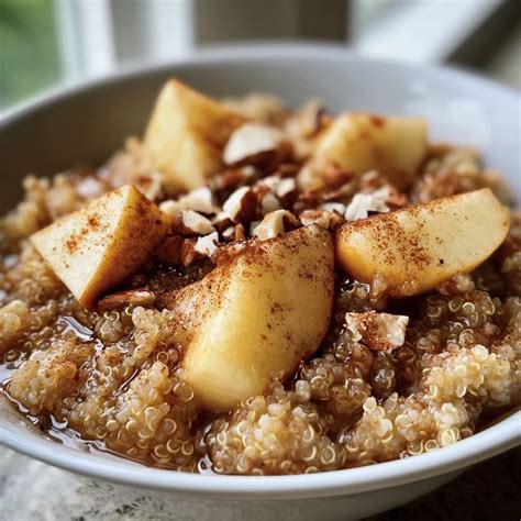 Plato de quinua con manzana y canela para el desayuno