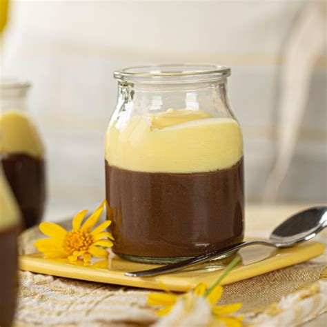 Ilustración de capas de galleta, crema de vainilla y chocolate en un vasito.