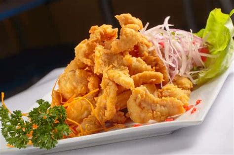 Ilustración de un plato de chicharrón de pescado peruano con salsa tártara y yuca frita
