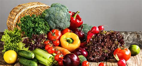Cesta de frutas y verduras frescas ricas en nutrientes para la salud