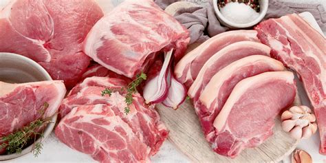 Infografía comparativa que muestra el porcentaje de grasa en diferentes cortes de carne (pollo, cerdo, vacuno) destacando los que cumplen el criterio de 
