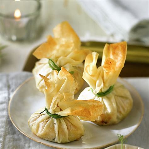 Montaje de saquitos de masa brick rellenos de gambas y calabacín