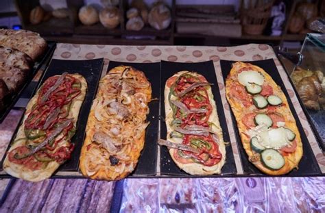 Variedad de cocas veganas con verduras coloridas