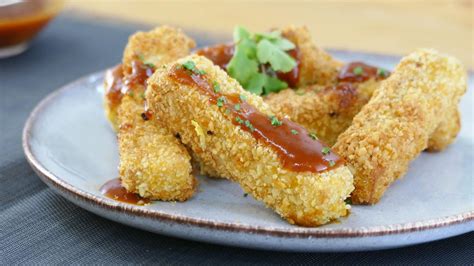 Nuggets de tofu dorados con salsas