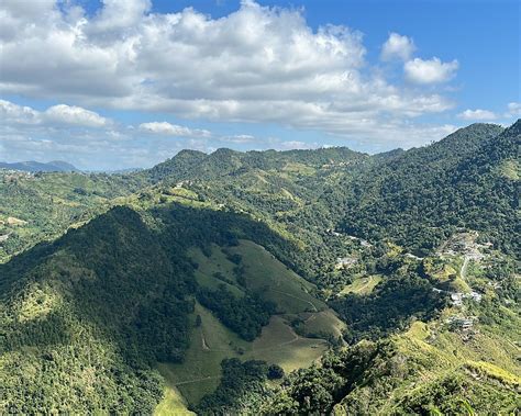 Fotografía de un paisaje montañoso de Orocovis, Puerto Rico