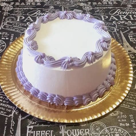 Primer plano de la torta con detalles de madera hechos con tenedor.