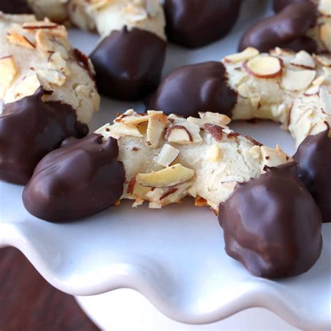 Esquema visual de una Mandelhörnchen: galleta de almendra en forma de media luna bañada en chocolate