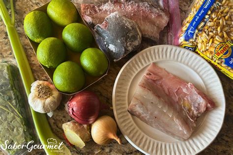 Ilustración de los ingredientes frescos para la leche de tigre: pescado, cebolla, ajo, jengibre, culantro, ají, limones.