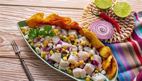 Plato de ceviche peruano vibrante y fresco, con pescado, cebolla morada, cilantro y ají.