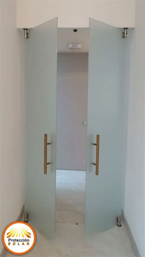 Puerta de cristal con acabado blanco puro y reverso esmerilado, mostrando cómo difunde la luz.