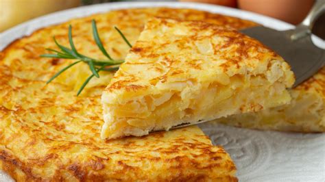 Tortilla de patatas recién hecha y desmoldada de la arrocera