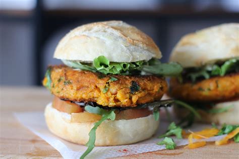Plato de hamburguesa vegetal con acompañamientos, estilo gourmet