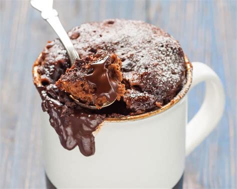 Foto de bizcocho de chocolate individual hecho en microondas