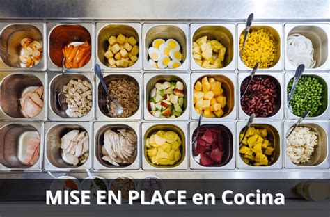 Infografía mostrando la mise en place: papas en cubos, trozos de tocino, queso cheddar rallado y vegetales frescos picados.