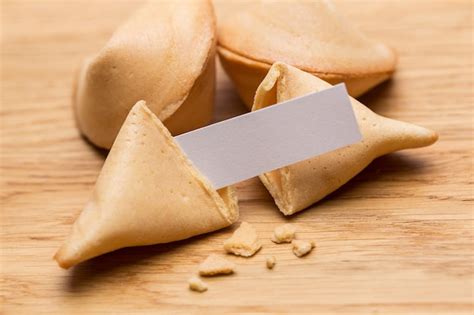 Ilustración de una galleta de la fortuna abierta mostrando el mensaje interior