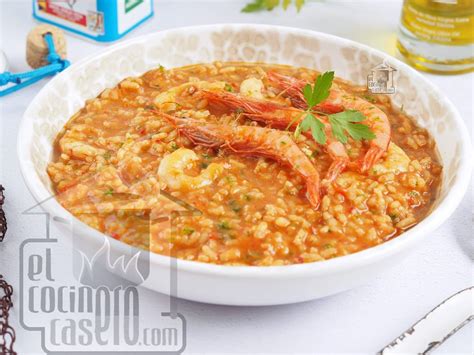 Arroz con gambas en proceso de cocción