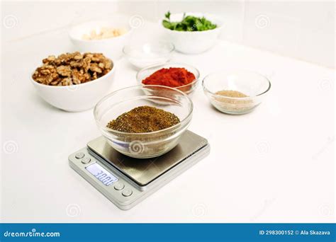 Fotografía de una balanza digital de cocina pesando ingredientes