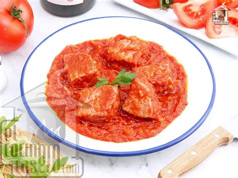 Plato de atún con tomate y perejil picado