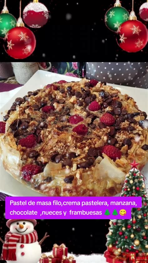 Primer plano de dados de manzana cocinándose en un cazo con azúcar y canela.