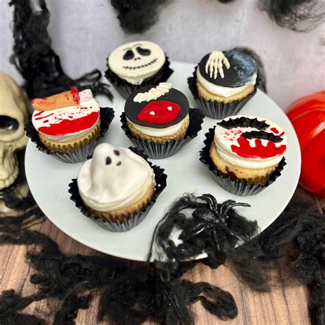 Cupcakes decorados con pequeños fantasmas de fondant.