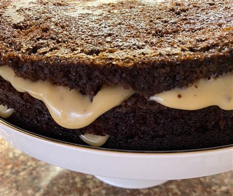 Torta de chocolate peruana con manjar blanco y fudge cortada en porciones, mostrando las capas de relleno