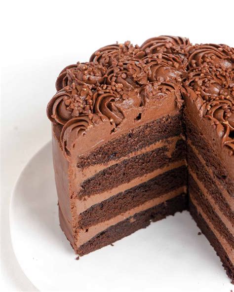 Corte transversal de torta de chocolate con varias capas de ganache
