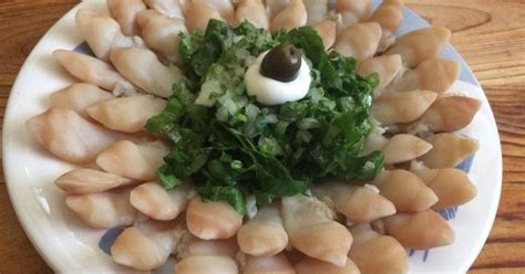 Machas limpias sobre sus conchas, listas para ser cubiertas con la salsa de queso