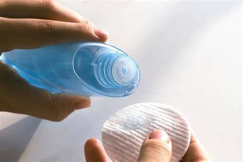 Foto ilustrativa de cómo aplicar el agua micelar con un disco de algodón