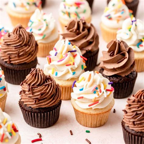 Imagen de una variedad de mini cupcakes decorados de forma creativa y colorida.