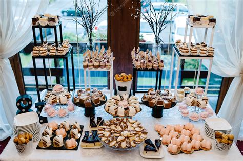 Ejemplo de una mesa de dulces decorada para una fiesta temática, con variedad de postres y elementos decorativos.