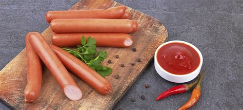 Esquema comparativo entre la receta de la salchicha de Viena y la de Fráncfort, destacando los ingredientes de ternera y cerdo.