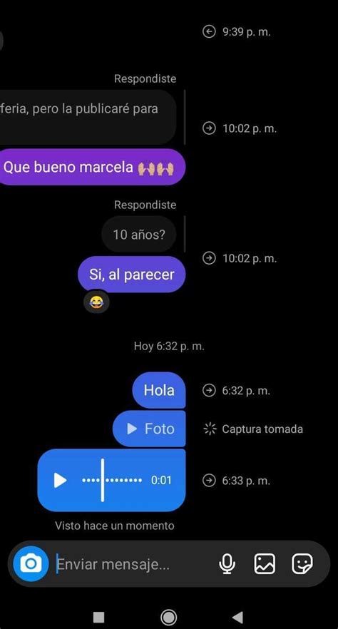 Captura de pantalla de un chat o publicación en redes sociales con el emoji de piña en un contexto de vacaciones o comida