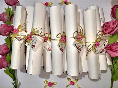 Fotografía de invitación temática tipo pergamino con caligrafía japonesa y lazo rojo
