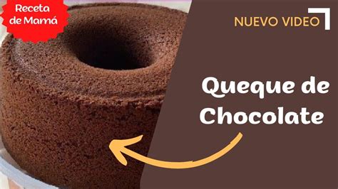 Foto de un queque de chocolate recién horneado y desmoldado