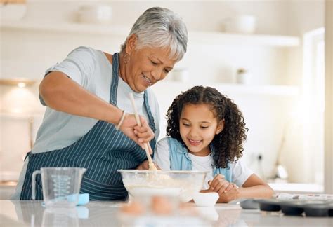 niña feliz en la cocina de su abuela con una olla de arroz dulce humeante