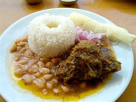 Plato principal de seco de cordero con arroz y ensalada