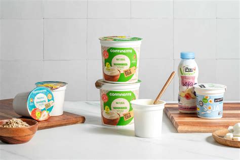 Diseño conceptual de diferentes tipos de yogures vegetales ofrecidos por AMC Natural Drinks.