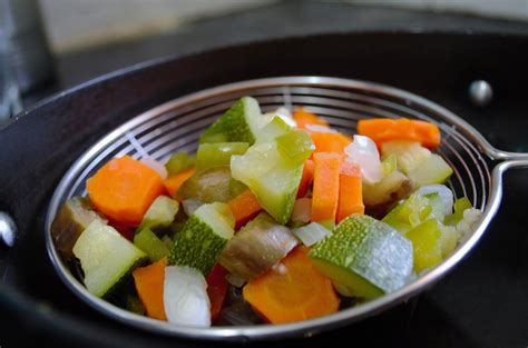 Proceso de triturado de las verduras cocidas para obtener una crema suave.