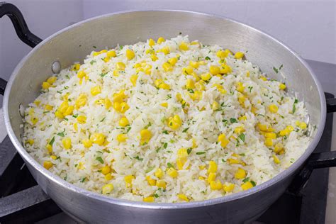 Imagen de un plato de arroz con choclo y perejil fresco espolvoreado