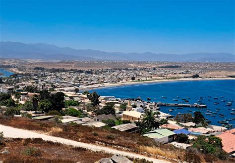 Vista panorámica de la bahía de Tongoy desde el camino al Cerro La Virgen, con el mar y la costa