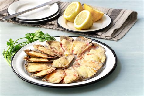 Fotografía de un plato de machas a la parmesana o pastel de jaiba