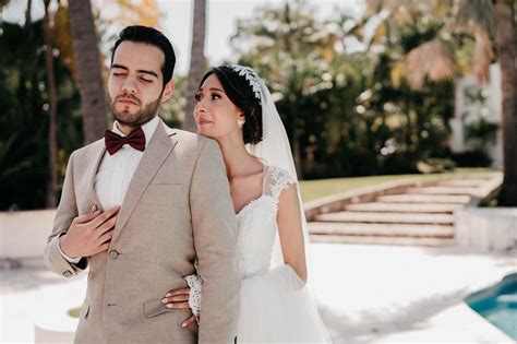 Pareja enfrentando el cáncer, con la esposa apoyando al esposo